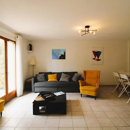 Carbau Maisonnette Pour 8 Personnes Dans Privee Avec Piscine A *